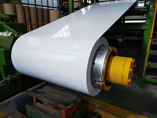 Alliage d'aluminium 3105 Couleur blanche épaisseur 26 épaisseur Peinture PE bobine d'aluminium prépeinte utilisée pour la fabrication de gouttières en aluminium