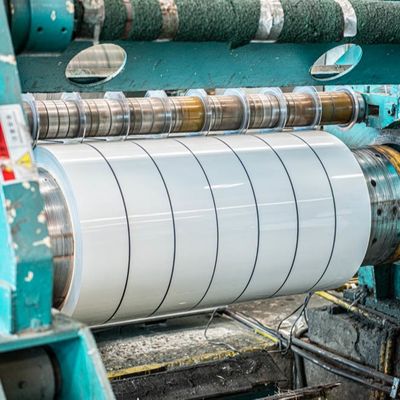 Alliage 3003 H24 0,55 mm épaisseur couche de couleur blanche bobine d'aluminium pour les gouttières