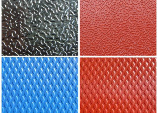 Feuille d'aluminium en relief noir rouge utilisée dans la décoration extérieure des bâtiments