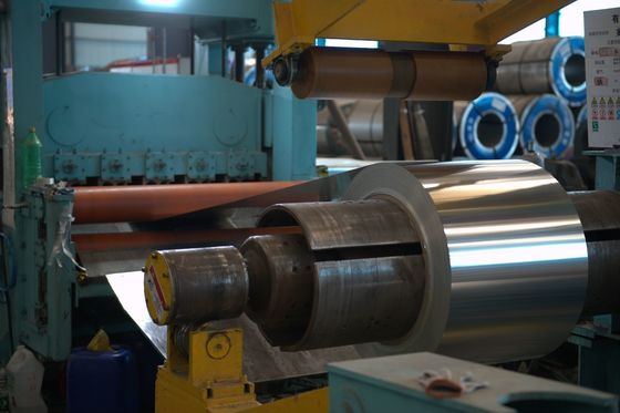 L'aluminium de la série 1000 est recouvert de couleur/prépeint pour les murs extérieurs, le toit et le plafond.