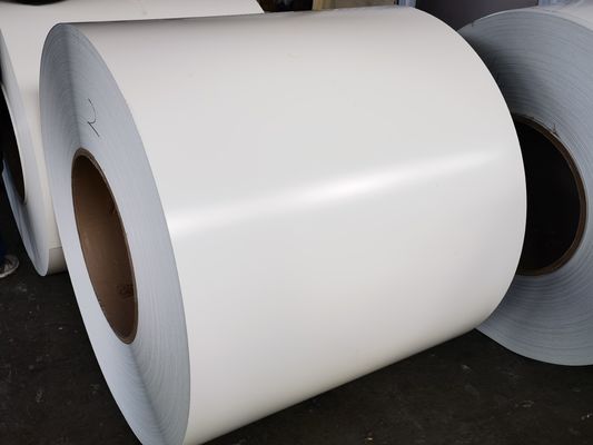 AA3105 0,76 mm x 1219 mm Peinture en PE de couleur blanche brillante prépeinte bobine d'aluminium utilisée pour la fabrication de portes à volets