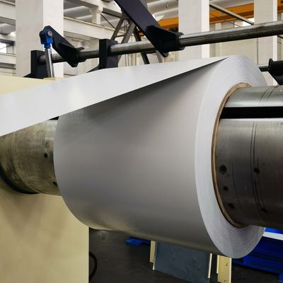 Alliage 3105 Couleur blanche 22 Gauge 0,65 mm Épaisseur 300 mm Large PE bobine d'aluminium prépeint pour la fabrication de gouttières