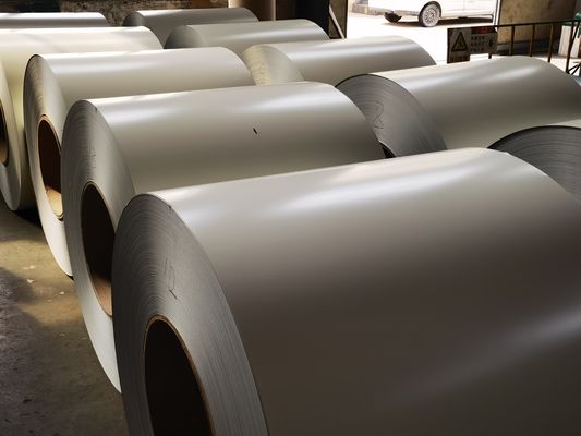 Alliage 3105 Ral 7047 PVDF enduit en feuille d'aluminium 24 Gauge x 48' bobine d'aluminium prépeinte pour les toits et les façades de bâtiments