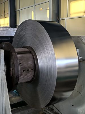 0.09 mm Épaisseur 45 mm Largeur bobine en feuille d'aluminium prépeinte pour la fabrication de rubans de ventilation à crête roulante