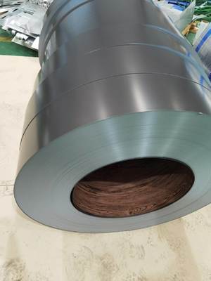 Bobine d'aluminium 3105 en alliage d'aluminium de 0,55 mm d'épaisseur, couleur mate, pré-peinte PVDF pour panneau de façade de murs-rideaux