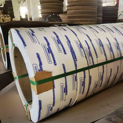 Coil d'aluminium revêtu de couleur blanche brillante (0,4-0,8 mm d'épaisseur, revêtement PE) pour décoration intérieure et garnitures de meubles