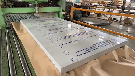 Feuille d'aluminium pré-peinte de finition de surface de tache d'épaisseur de 0,03 pouces pour le panneau de décoration intérieure